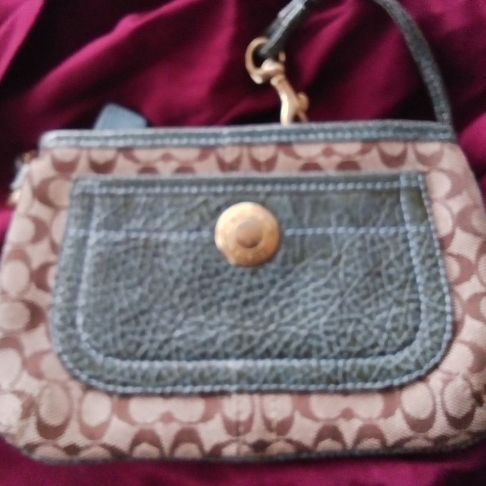Coach Wristlet Signature Cs Green Accent, Logo Top Zipper